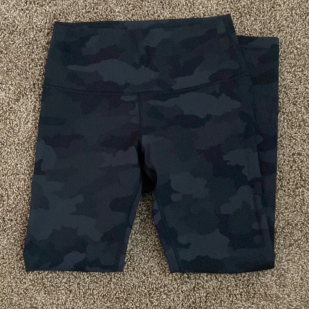 Like new never worn dark camo lulu 25’